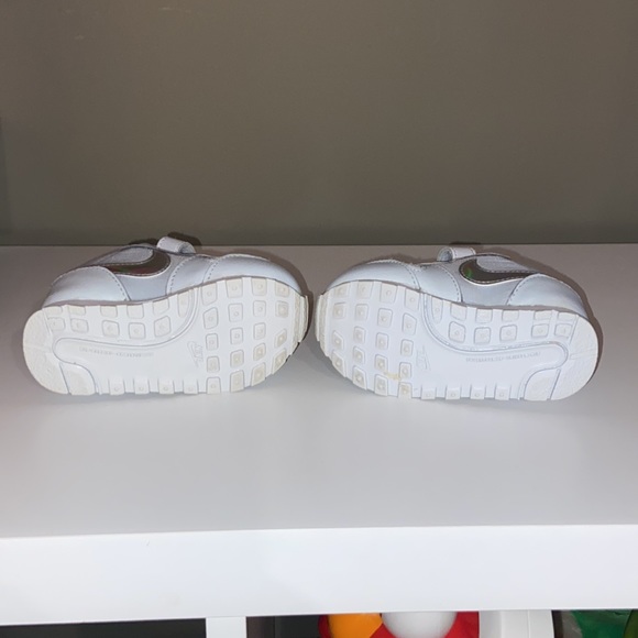 Nike. Light grey with shades of pink and white glow on the nike sign. Size 4 - Picture 4 of 4